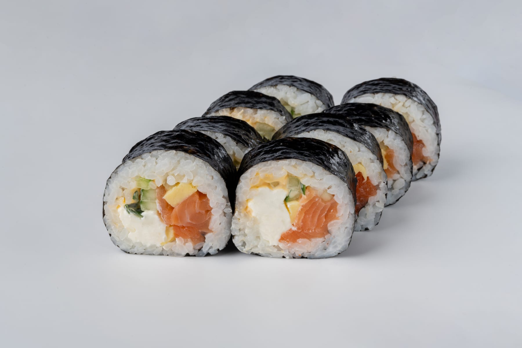 Роли сяке футомакі з лососем та гострим соусом