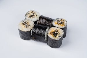 Роли макі з тунцем