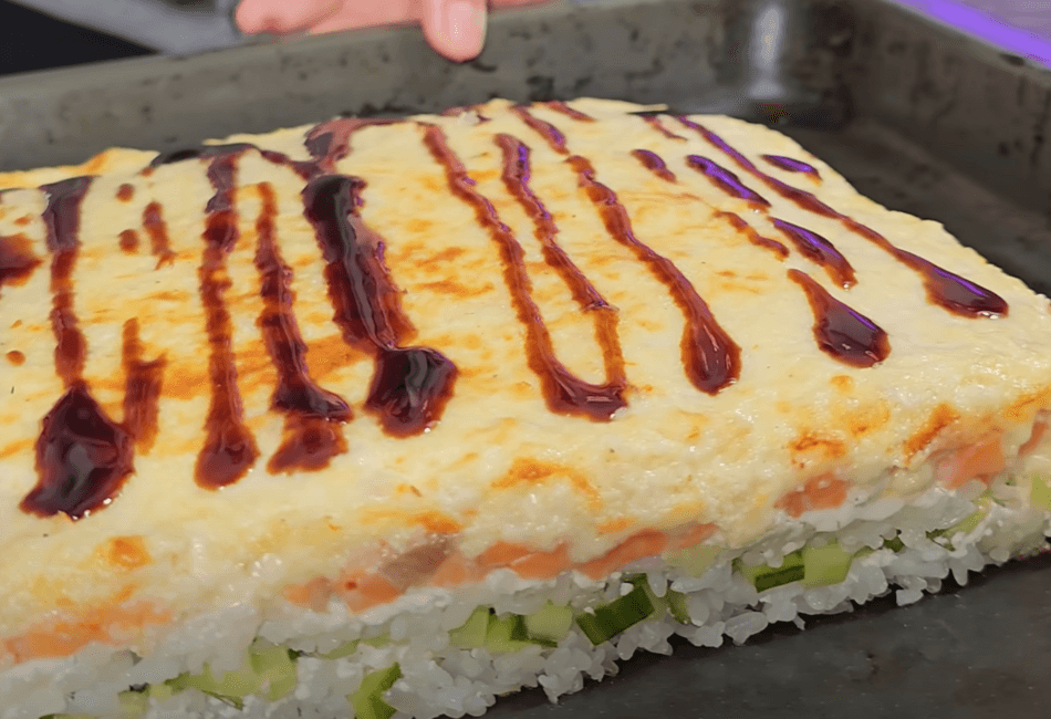 Запеченный суши торт с креветками
