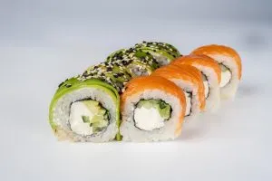 Роли філадельфія з лососем та авокадо