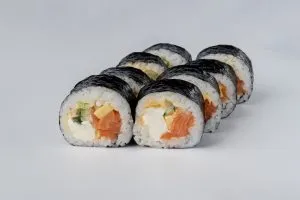 Роли сяке футомакі з лососем та гострим соусом