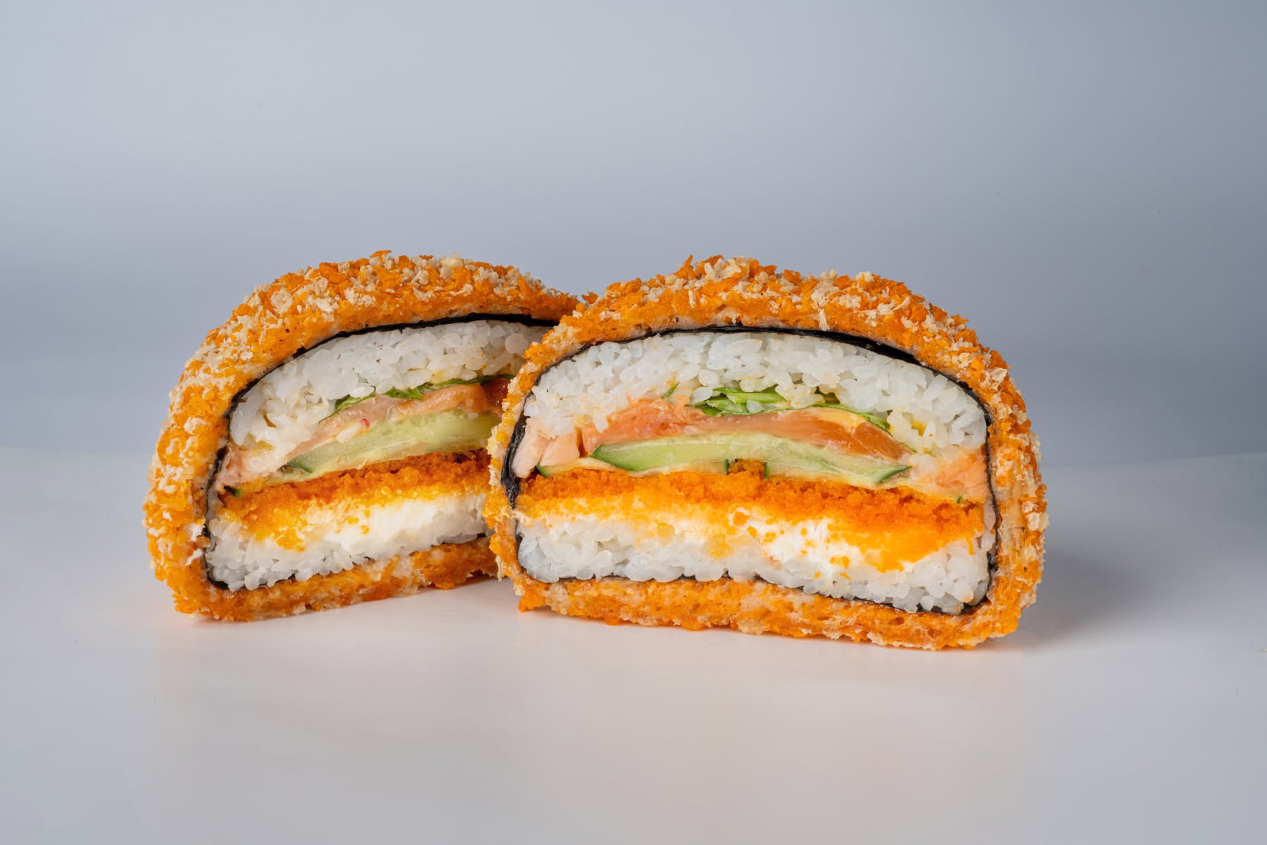 sushi-burger-s-lososem-1 Доставка суші бургеру з лососем